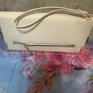 🤍 💛 Structured Cream Wristlet Wallet with Gold Trim